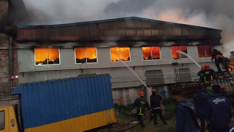 ৩ ঘণ্টায়ও নিয়ন্ত্রণে আসেনি জাহিন নিটওয়্যারের আগুন