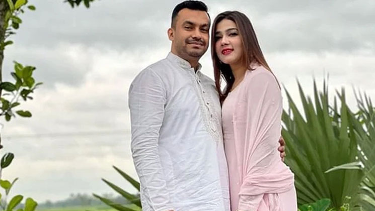 স্বামীর সঙ্গে রাত জেগে বাউল গানের আসরে মাহিয়া মাহি