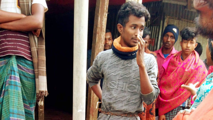টাকা আদায় করতে শিকলে বেঁধে কলেজছাত্রকে নির্যাতন