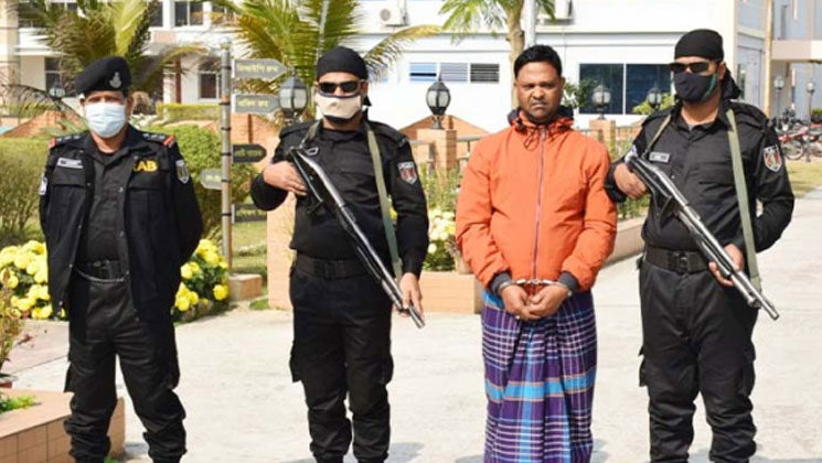 আশ্বাস দিয়ে টাকা হাতিয়ে নিতেন তিনি