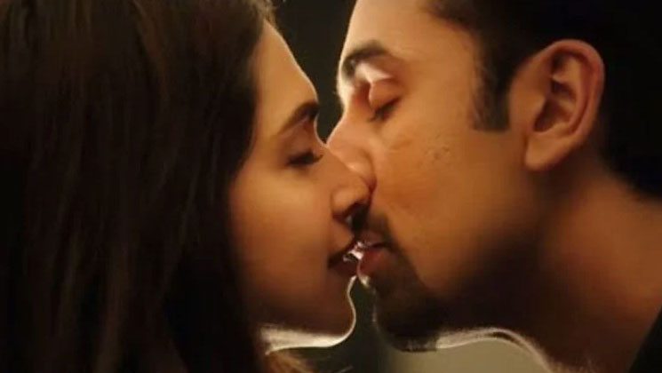 শুধু সিধান্ত নয়, অনস্ক্রিন এই নায়কদেরও গভীর চুমু খেয়েছেন দীপিকা 