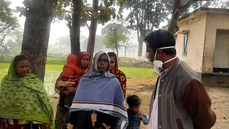 চিকিৎসক নেই, পিয়ন দেন মুখস্থ ওষুধ