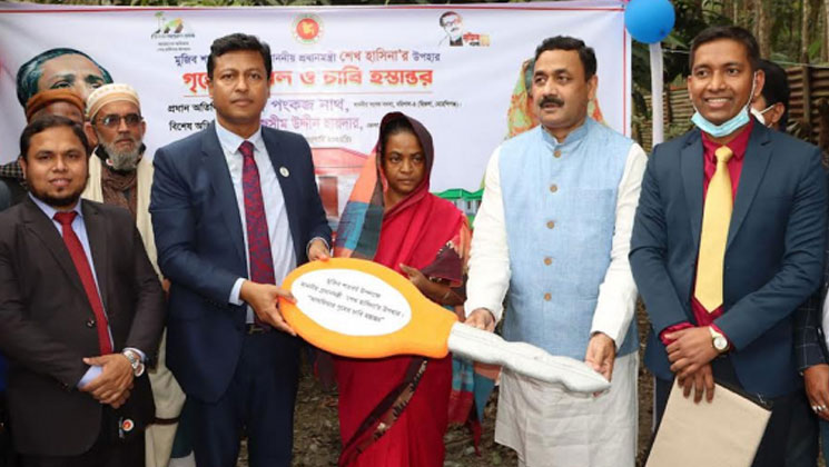 প্রধানমন্ত্রীর উপহার জমি ও ঘর পেলেন সেই আছপিয়া 