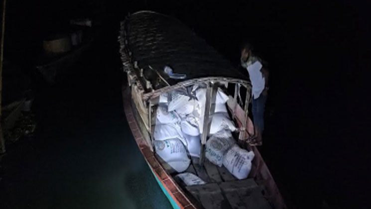 রাতের অন্ধকারে ১০০ বস্তা সার পাচার, হাতেনাতে ধরা