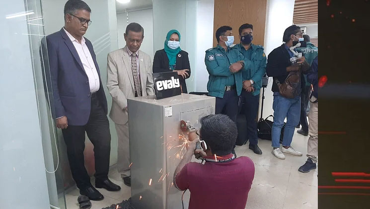 ইভ্যালির লকার ভেঙে আসলে যা পাওয়া গেছে