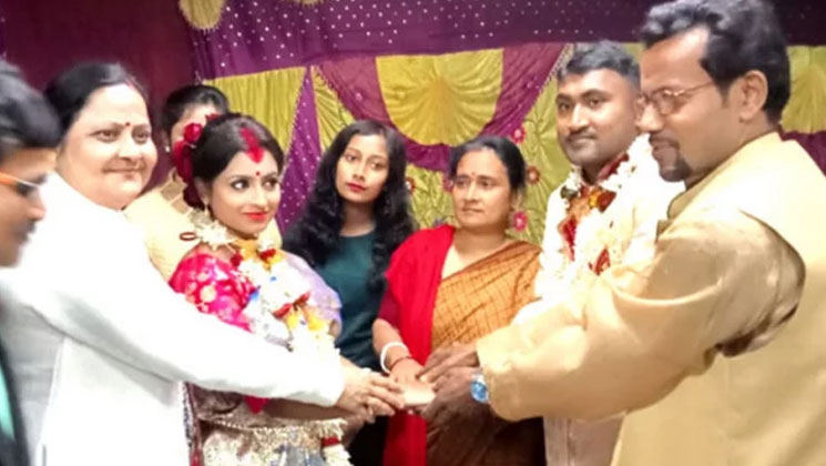 পুত্রবধূকে ধুমধাম করে বিয়ে দিলেন শ্বশুর-শাশুড়ি