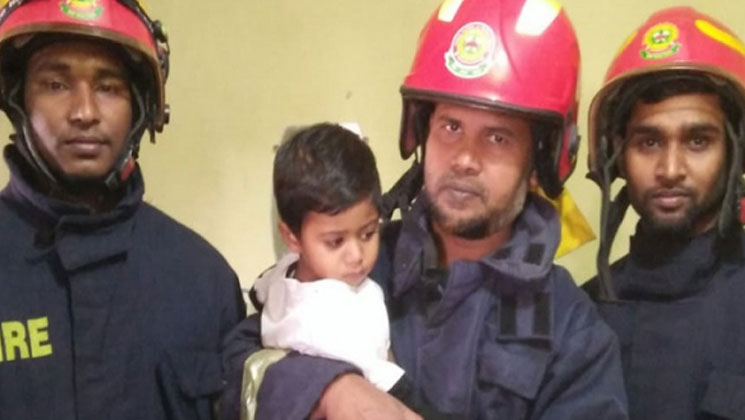 দরজা লক করে আটকে পড়লো শিশু, যেভাবে উদ্ধার