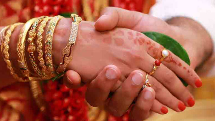 হিন্দু পাত্রকে বিয়ে, তরুণীকে সমাজছাড়া করতে মসজিদ থেকে জারি ফতোয়া