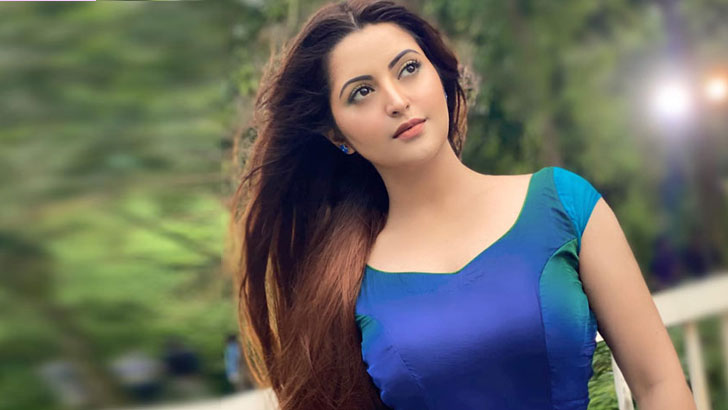 মধ্যরাতে মাওয়ায় কী করছেন পরীমনি?