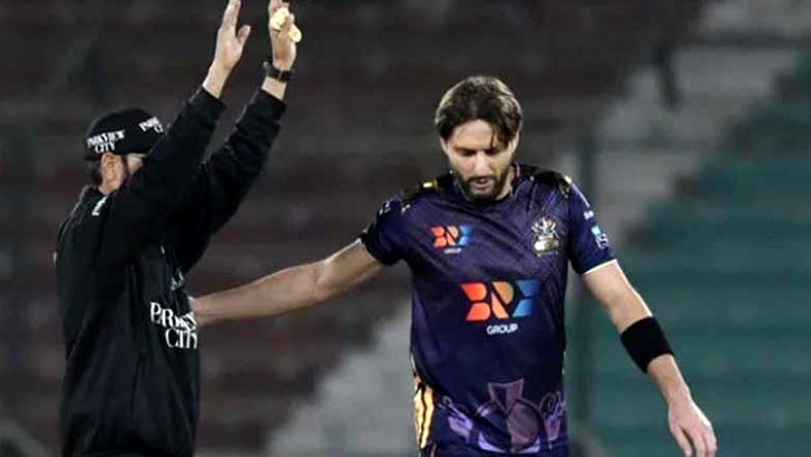 ৮ ছক্কা হজম করে আফ্রিদির লজ্জার রেকর্ড