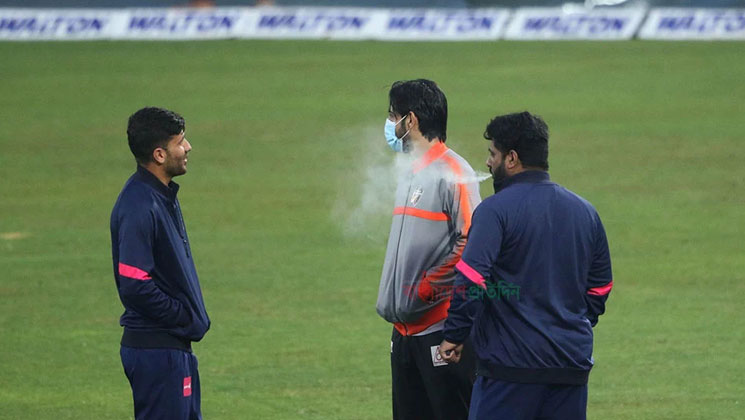 মাঠের ভেতরেই ধূমপান করলেন শেহজাদ!