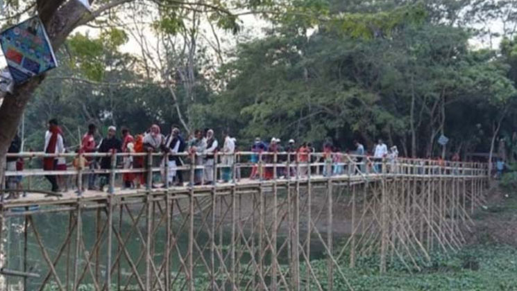 আশ্বাসের পর আশ্বাস, অবশেষে নিজেরাই বানালেন বাঁশ-কাঠের ব্রিজ
