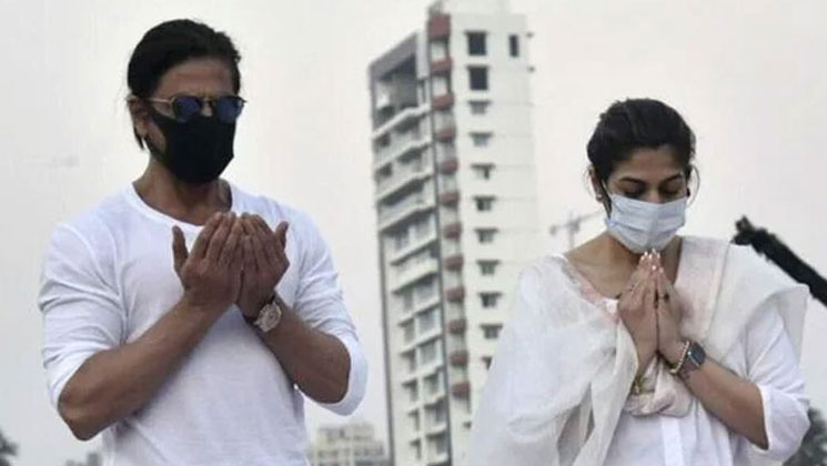 লতা মঙ্গেশকরের জন্য দুই হাত তুলে দোয়া করলেন শাহরুখ খান!