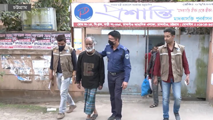 বৃদ্ধ বাবার ওপর সন্তানদের এ কেমন বর্বরতা!