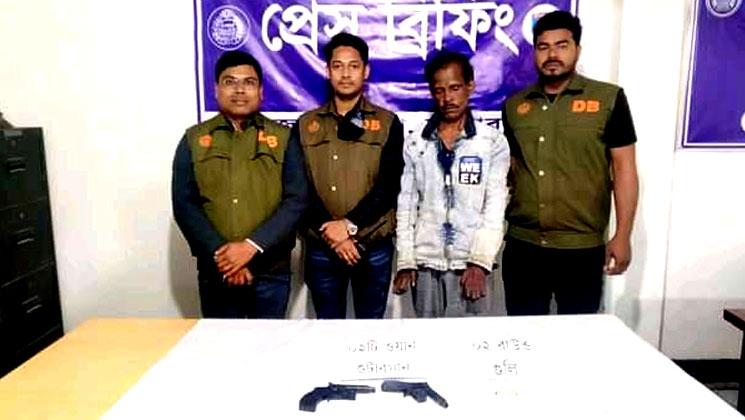 যশোরের চিহ্নিত সন্ত্রাসী ও অস্ত্র ব্যবসায়ী অস্ত্রসহ আটক 