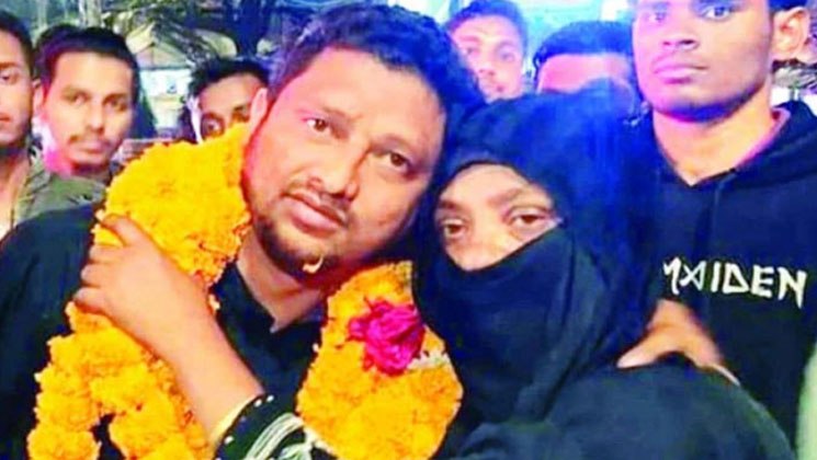 খুনের আসামিদের জামিন করিয়ে ফুল দিয়ে বরণ করে নিলেন বাদী