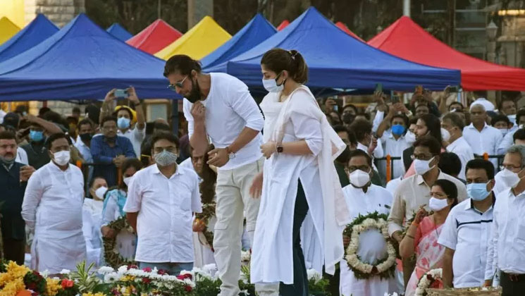 শাহরুখ খান কিংবদন্তী গায়িকার মরদেহে থুতু দিয়েছেন- অভিযোগ তুলছেন কট্টর হিন্দুরা
