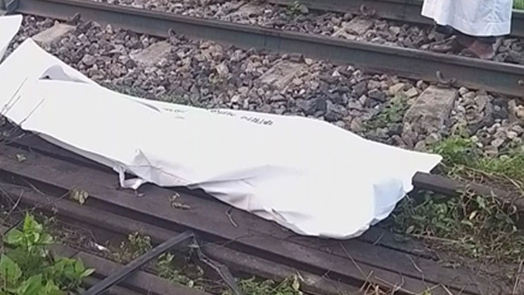 রেললাইন পার হওয়ার সময় ট্রেনে কাটা পড়লেন বৃদ্ধা