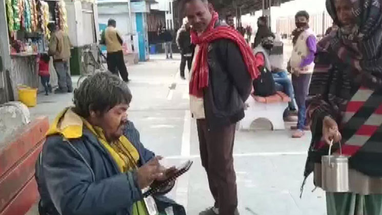 ভিক্ষায় ডিজিটাল রুপি নেন তিনি, আছে কিউআর কোড