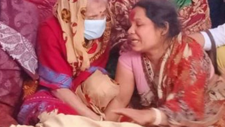 চোখের সামনে ৫ ছেলের লাশ নিয়ে বসে আছেন মা 