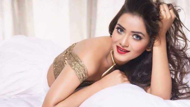 জীবন বাজি রেখে লঞ্চ থেকে নদীতে ঝাঁপ দিয়েছিলেন তানজিন তিশা