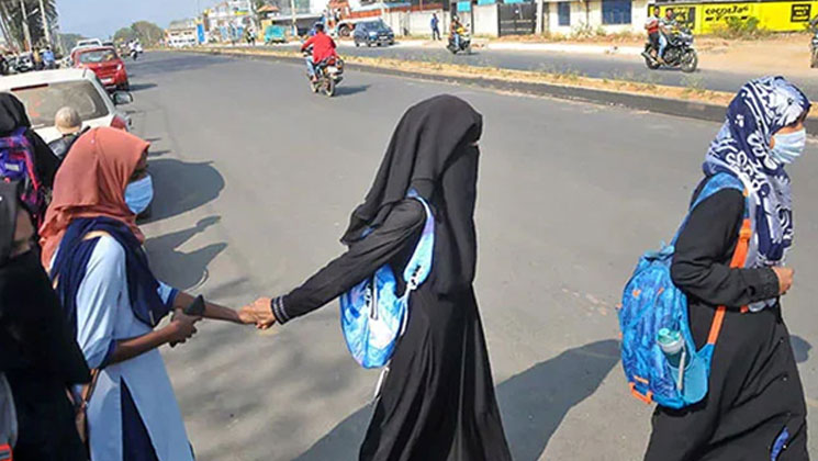 হিজাব বিতর্ক: উত্তাল কর্ণাটকের স্কুল-কলেজ বন্ধ