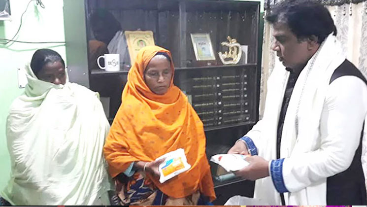 বিড়াল মারার অভিশাপ থেকে মুক্তি পেতে মেয়রের লবণ বিতরণ