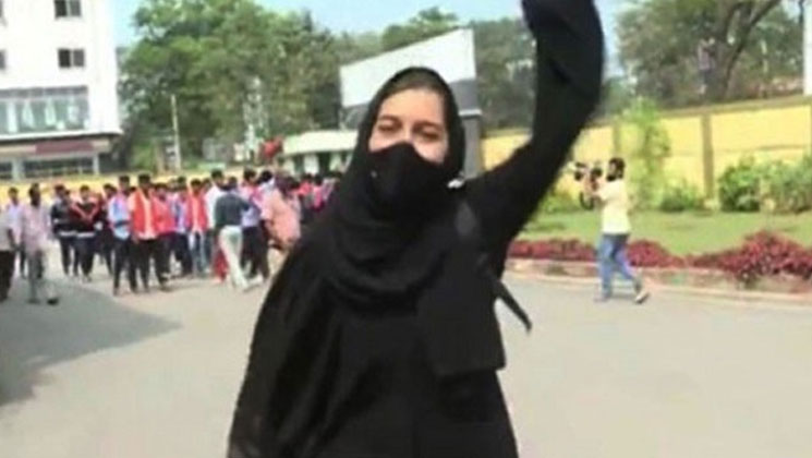 হিজাব পরা সেই তরুণীকে পাঁচ লাখ টাকা পুরস্কার ঘোষণা