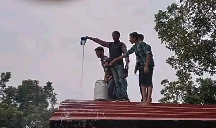দুধ দিয়ে ইউপি কার্যালয় ধুয়ে দায়িত্ব নিলেন নবনির্বাচিত চেয়ারম্যান