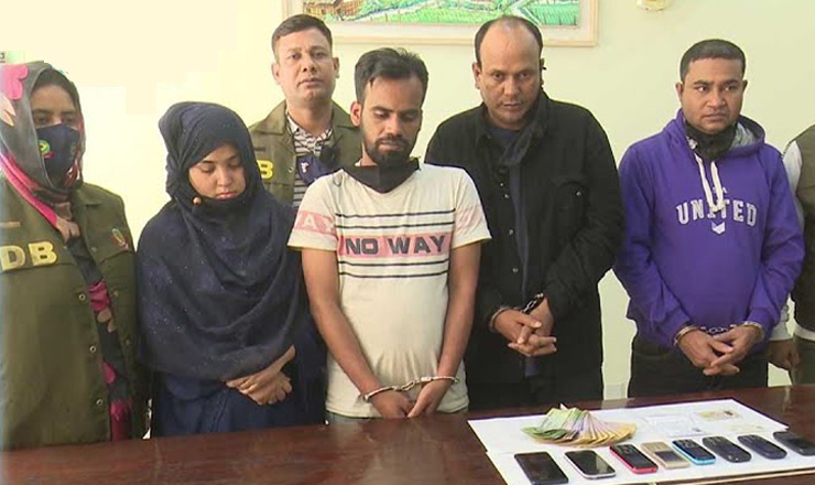 আপত্তিকর অবস্থায় ফেলে টাকা হাতিয়ে নিতেন স্বামী-স্ত্রী (ভিডিও)