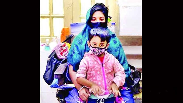 রক্তিমের জ্ঞান ফেরার প্রতীক্ষায় স্ত্রী ও সন্তান