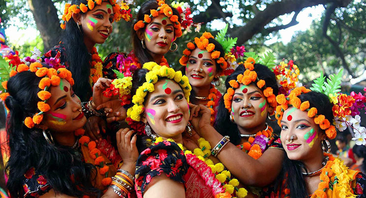 আজি বসন্ত-ভালোবাসায় সরব একাকার হচ্ছে মানুষ