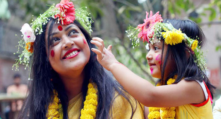 আজি বসন্ত-ভালোবাসায় সরব একাকার হচ্ছে মানুষ