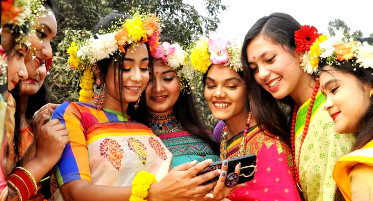 আজি বসন্ত-ভালোবাসায় সরব একাকার হচ্ছে মানুষ