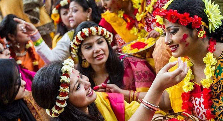 আজি বসন্ত-ভালোবাসায় সরব একাকার হচ্ছে মানুষ