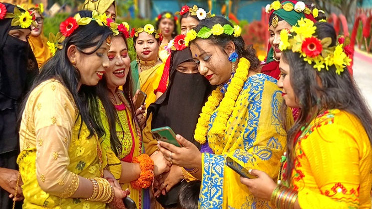 দিনাজপুরে বসন্ত উৎসবে মেতেছেন তরুণীরা 