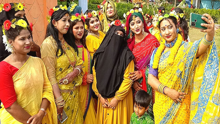 দিনাজপুরে বসন্ত উৎসবে মেতেছেন তরুণীরা 