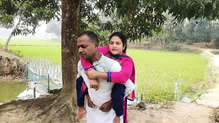 স্ত্রীকে পিঠে নিয়ে ১৫ বছরের সংসার, ভালোবাসার বিরল দৃষ্টান্ত