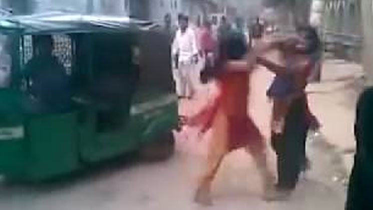 মেয়ের হোয়াটসঅ্যাপ স্ট্যাটাস নিয়ে বান্ধবীর পরিবারের মারধরে মায়ের মৃত্যু