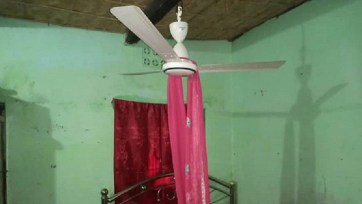 আমার মৃত্যুর জন্য কেউ দায়ী না’ চিরকুট লিখে গৃহবধুর আত্মহত্যা