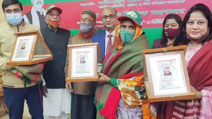 মাগুরায় ৩ নারী মুক্তিযোদ্ধাকে সম্মাননা প্রদান