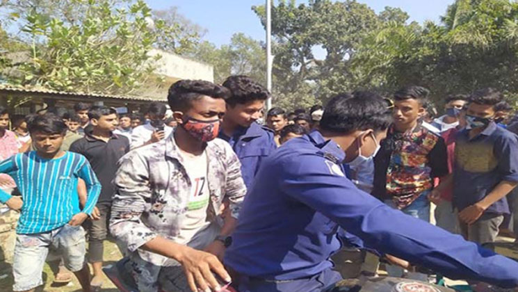 টিকা নিতে এসে হত্যা মামলায় আটক সপ্তম শ্রেণির শিক্ষার্থী  