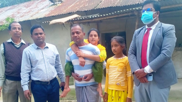 ভালোবাসার দম্পত্তি'র বাড়িতে ইউএনও