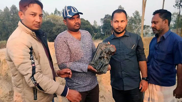 পুকুর খনন করতে গিয়ে মিলল কোটি টাকার মূর্তি