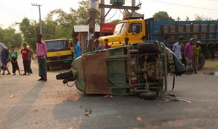 ট্রাকচাপায় অটোরিকশার ৫ যাত্রী নিহত