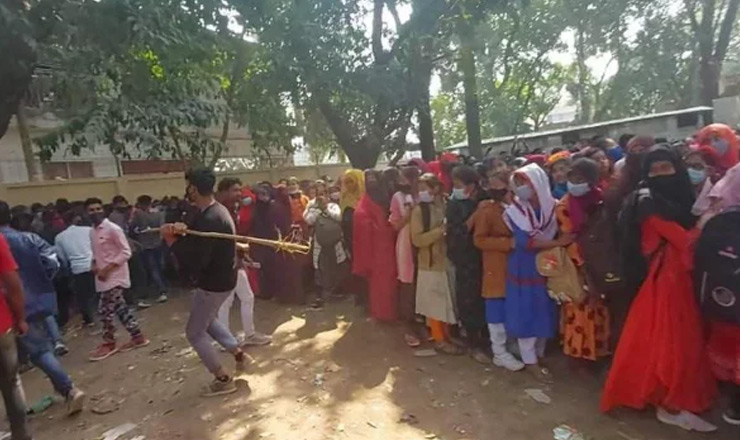 টিকা নিতে আসা শিক্ষার্থীদের লাঠিপেটা