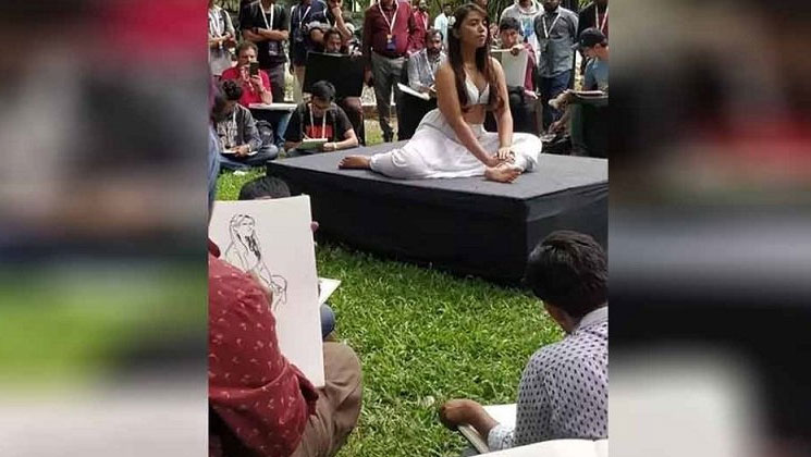 তাড়িয়ে দেয় পরিবার, তবুও ছাড়েননি পোশাকহীন মডেলিং!