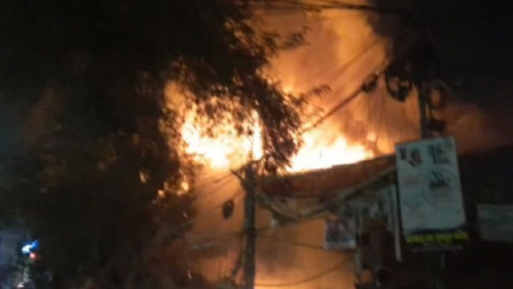 রাজধানীর নীলক্ষেতে বইয়ের মার্কেটে ভয়াবহ আগুন