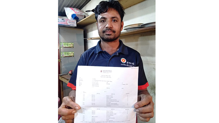 সন্তানদের কটুক্তি থেকে বাঁচাতে ৩৩ বছরে এসএসসি পাস বাবার