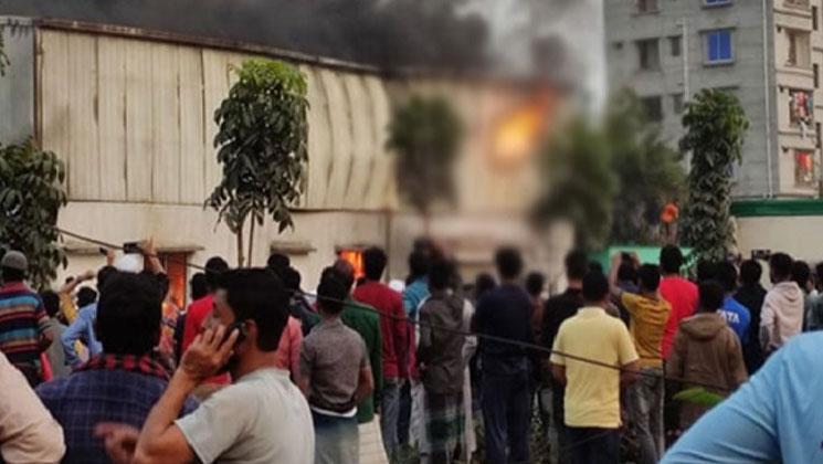 আশুলিয়ায় পুড়ছে জুতার কারখানা, নিয়ন্ত্রণে ৭ ইউনিট